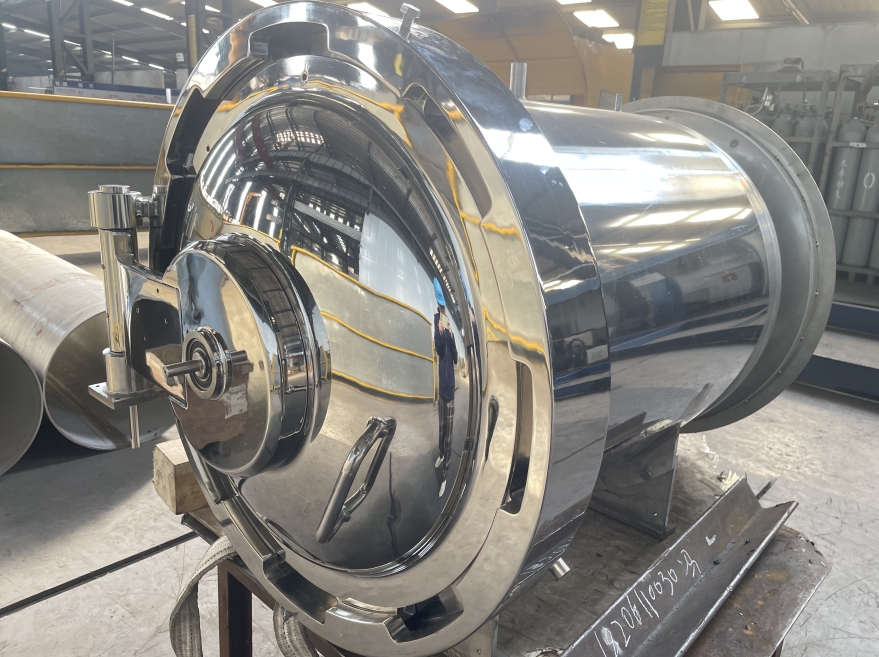 腔体自动门65桶，有认识货的吗 # 化工设备 # 压力容器 # 车间实拍 # 不锈钢设备 # 制造业